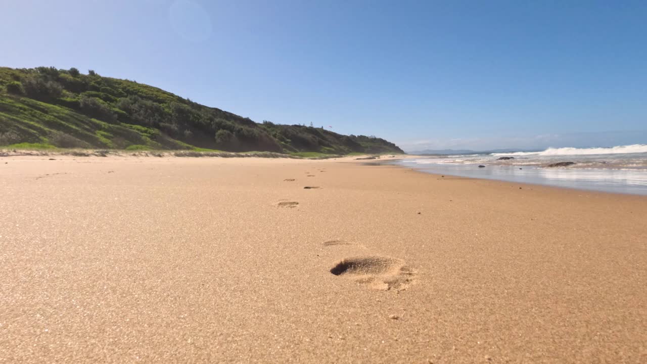 해변에서 바다로 이어지는 발자국