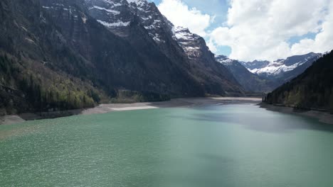 Lago-Alpino-Azul-Rodeado-De-Montañas-Nevadas