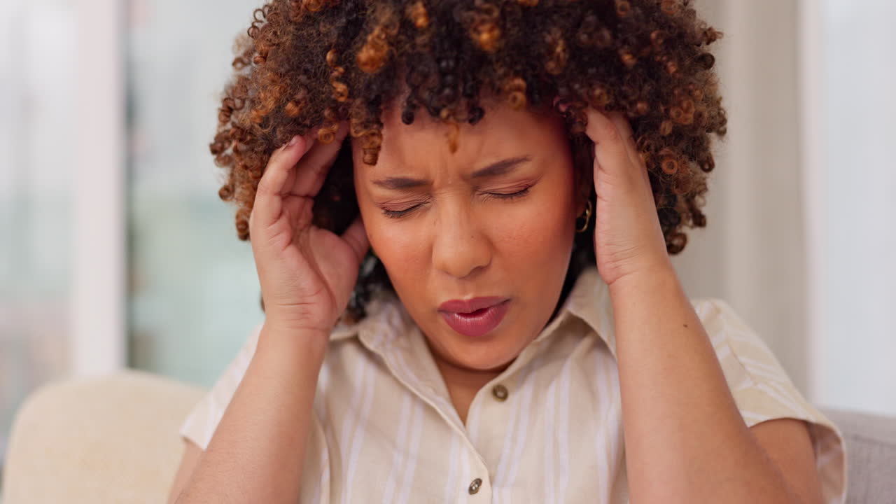 portátil, dolor de cabeza y mujer con dolor en el sofá