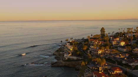 Sunrise-over-homes-overlooking-ocean-in-La-Jolla,-California