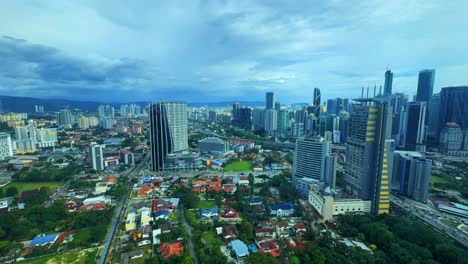 vista de la ciudad paso del tiempo, rascacielos de vidrio, torres gemelas de petronas, kuala lumpur malasia