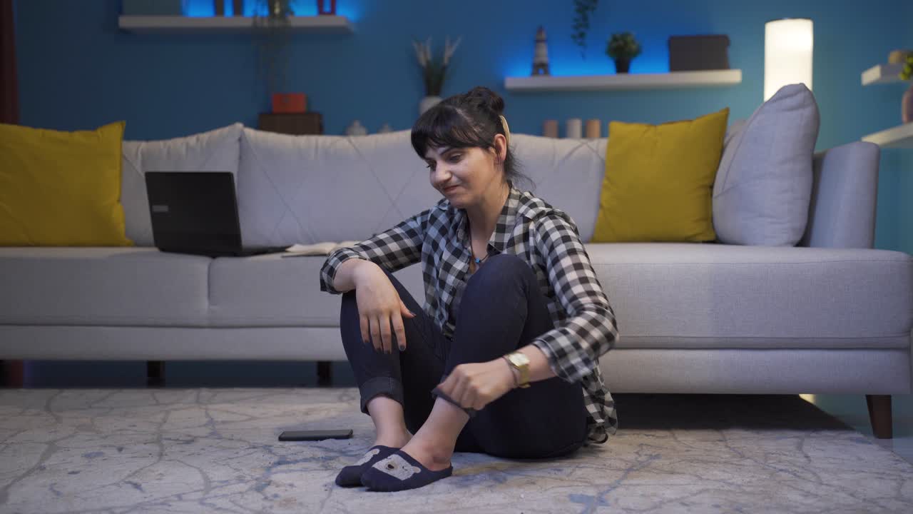 mujer agresiva y neurótica.