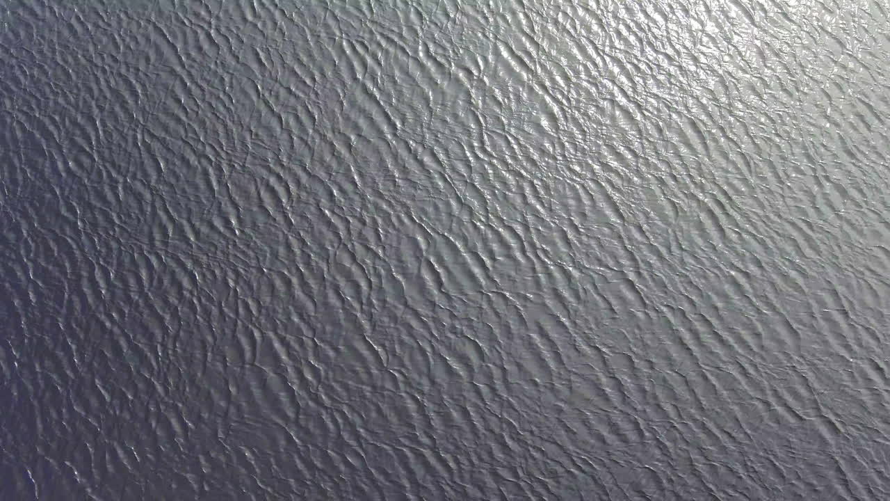 drone flotando sobre un lago