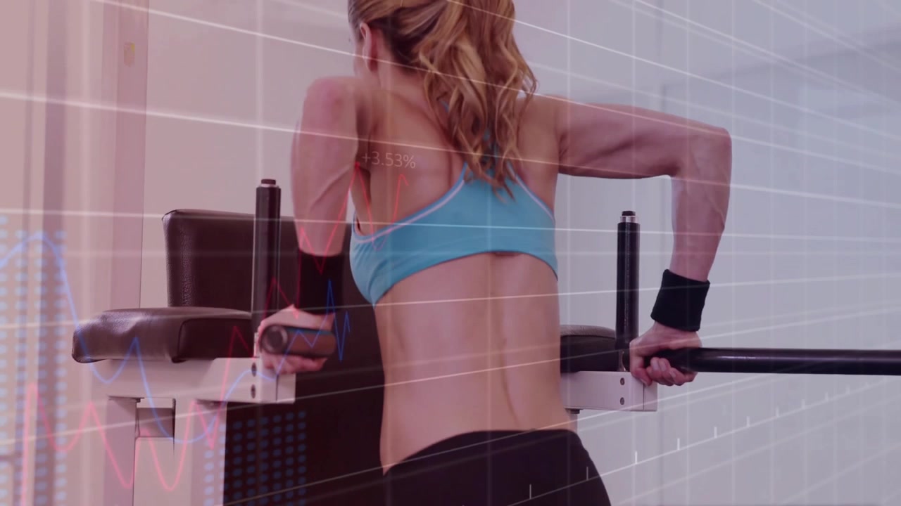 Fitte Frau macht Dips an einem Trainingsgerät mit digitaler Datenüberlagerung