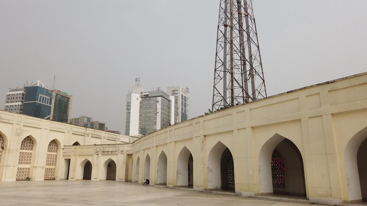 el exterior de una mezquita en dhaka, bangladesh