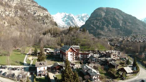 fpv drone aéreo en el complejo alpino courmayeur, valle de aosta, italia al pie de los alpes mont blanc monte bianco, sobrevolando la mansión y el bosque