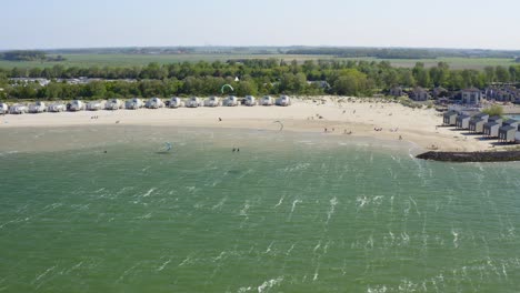 Amplia-órbita-Aérea-Sobre-El-Mar-Con-Kitesurfistas-Cabalgando-Sobre-El-Fuerte-Viento