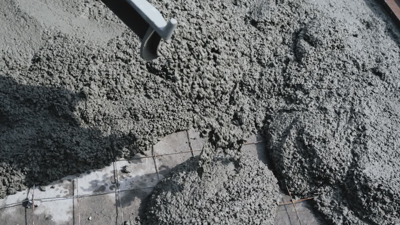 근접 서 트럭은 건설 현장에서 콘크리트 프에 액체 콘크리트를 습니다.