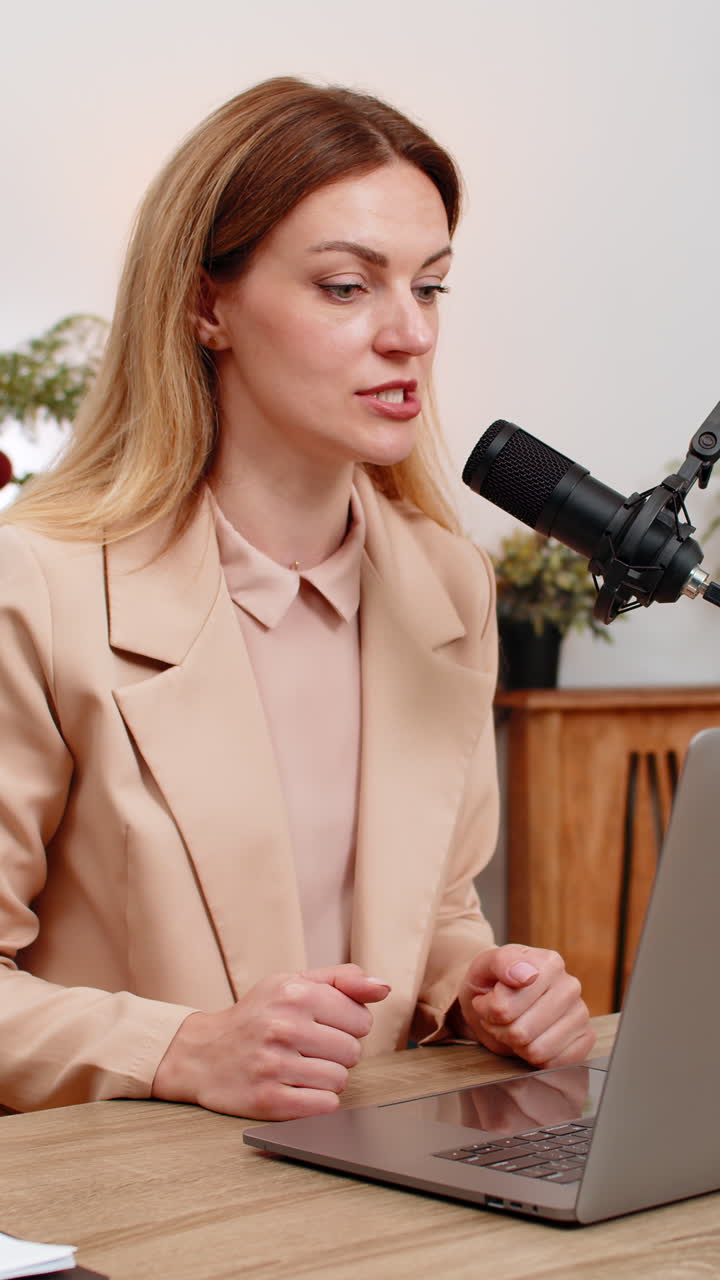 Una donna d'affari conduce una sessione di domande e risposte in diretta con un microfono, risponde alle domande, ringrazia i donatori e invita alla prossima sessione