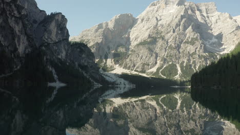 Vista-De-Drones-Cerca-De-La-Superficie-Del-Lago-Di-Braies,-Dolomiti