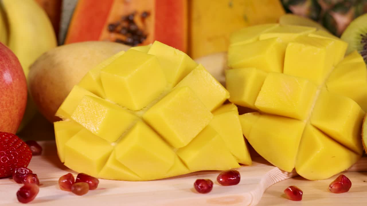 frutas vibrantes dispuestas artísticamente en una mesa