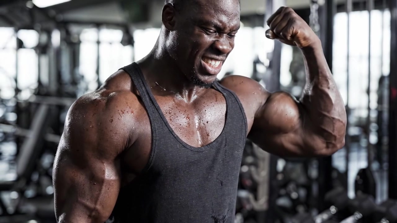 Een krachtige transformatie: wees getuige van de reis van kracht terwijl een toegewijde bodybuilder grenzen verlegt en uitdagingen aangaat in een intense sportschoolomgeving