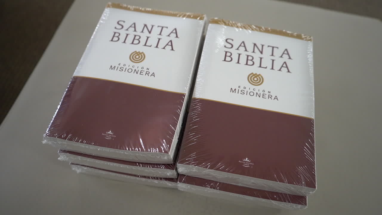 Bibbie della 'Santa Biblia' in spagnolo su una pila, edizione Reina Valera, cristiane