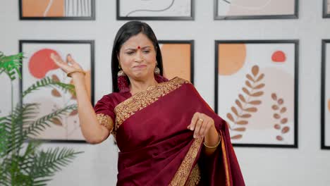 mujer india volando una abeja