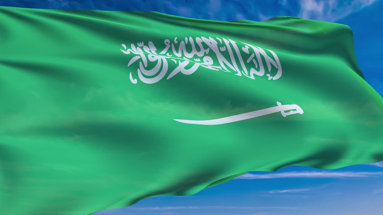 Bandiera dell'Arabia Saudita con struttura in tessuto contro un cielo nuvoloso (ripetibile).