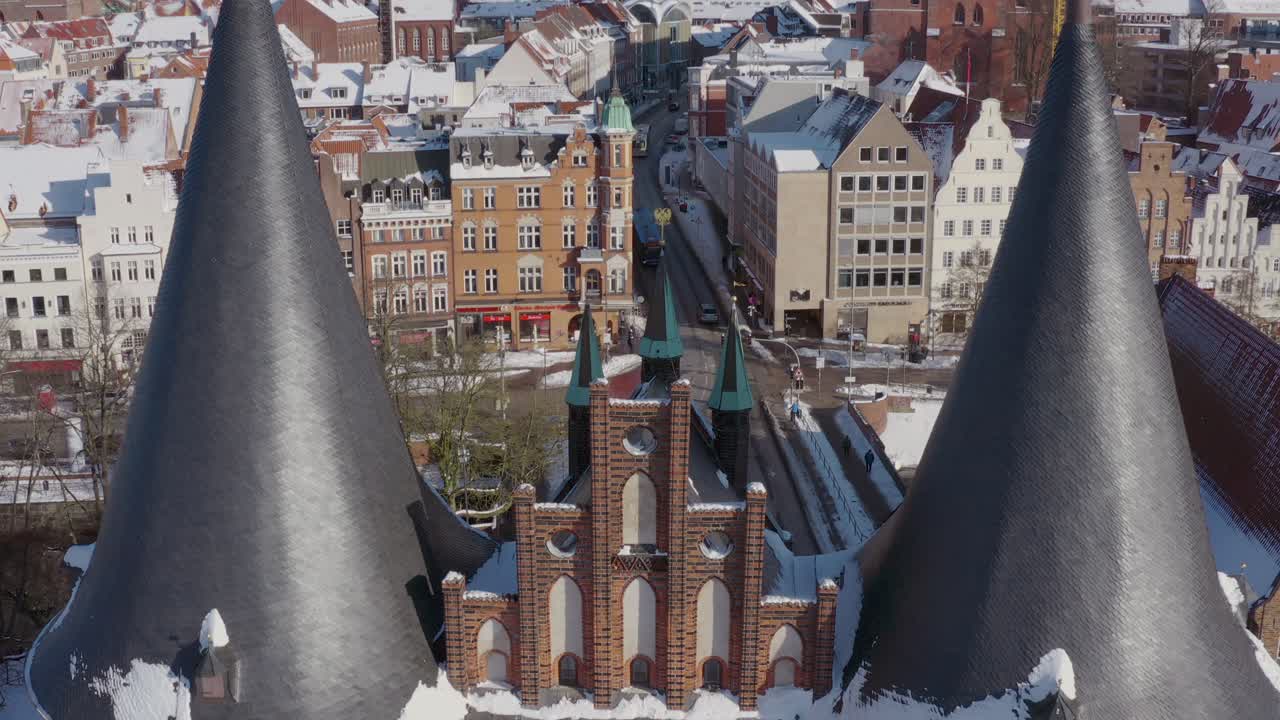 눈이 내린 후 뤼베크에 있는 홀스텐 게이트의 조감도