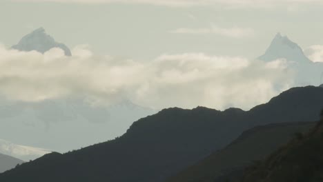 las cimas de las montañas en la distancia