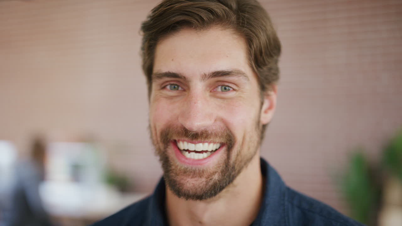 행복, 미소와 사무실에서 사업가의 얼굴