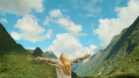 mujer disfrutando de los fiordos noruegos