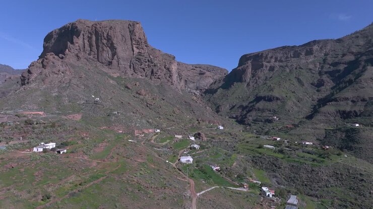 Paesaggio vulcanico sereno di Huesa Bermeja, un luogo soleggiato e remoto.