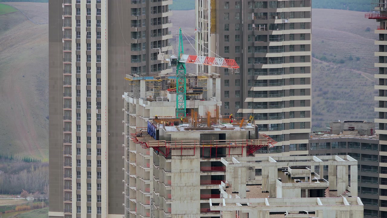 Grúa torre girando en la obra de un edificio de gran altura