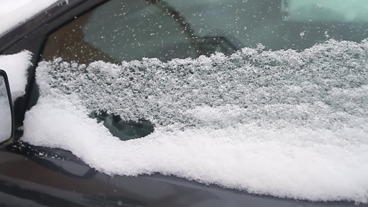 nieve en el coche en invierno almacen de metraje de video