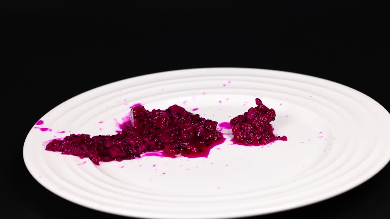 frutas de dragón en rodajas dispuestas en un plato