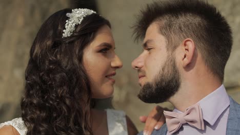 el novio con la novia cerca de las colinas de la montaña. pareja de bodas. familia feliz en el amor