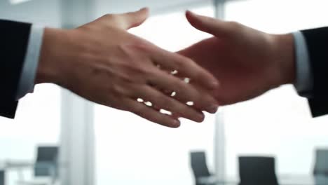 apretón de manos de negocios en la oficina