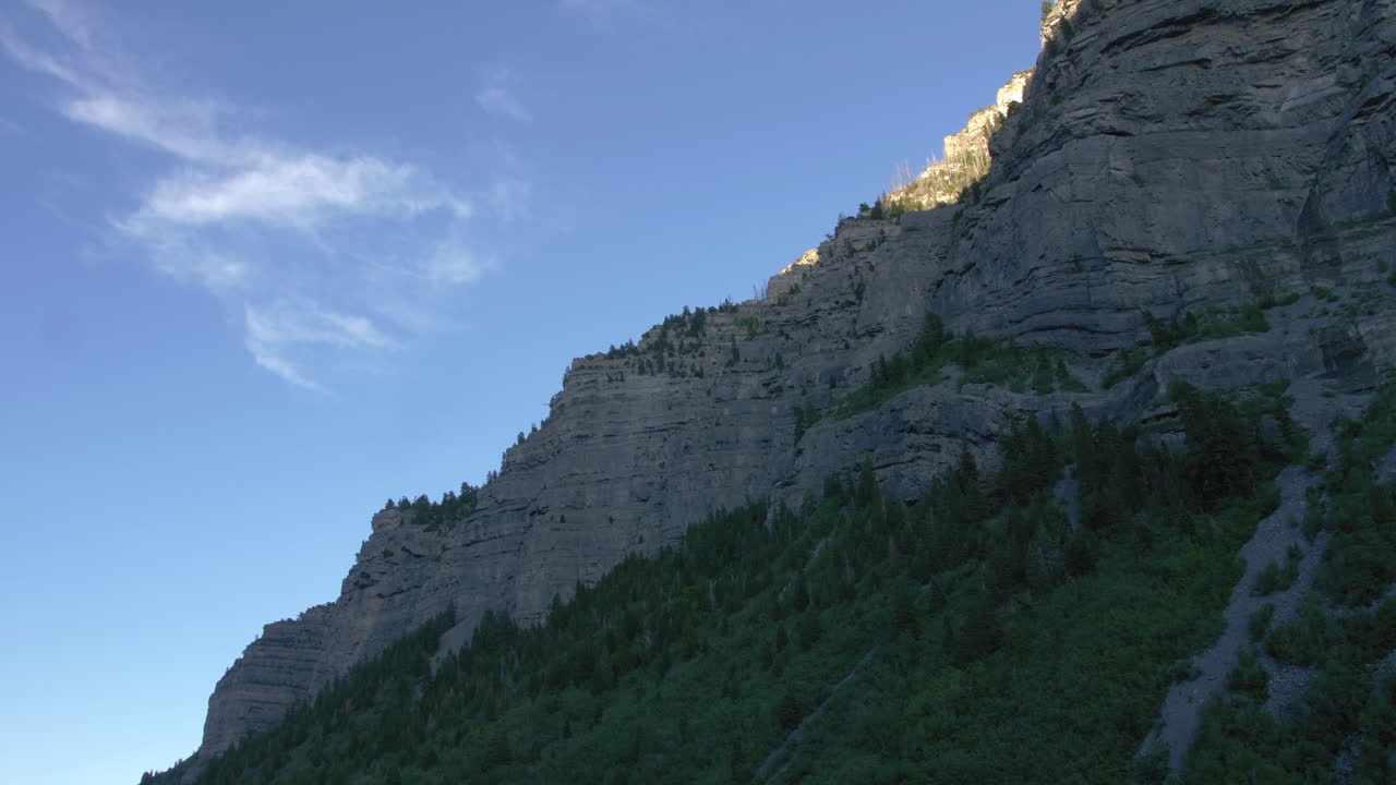 una vista de ángulo bajo de los acantilados y picos cerca de las cataratas del velo de novia en utah cerca de salt lake city