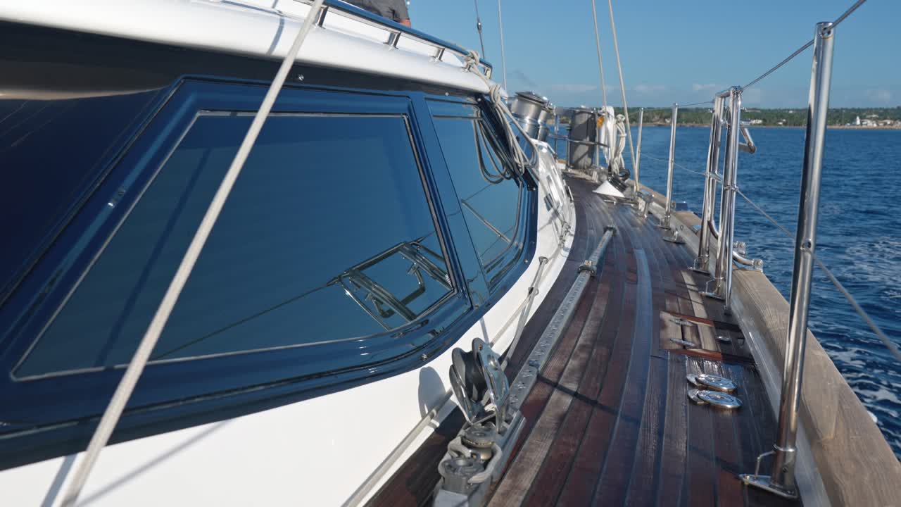 Action-Cam-Ansicht von der Seite einer Yacht, die in Richtung New Florida segelt