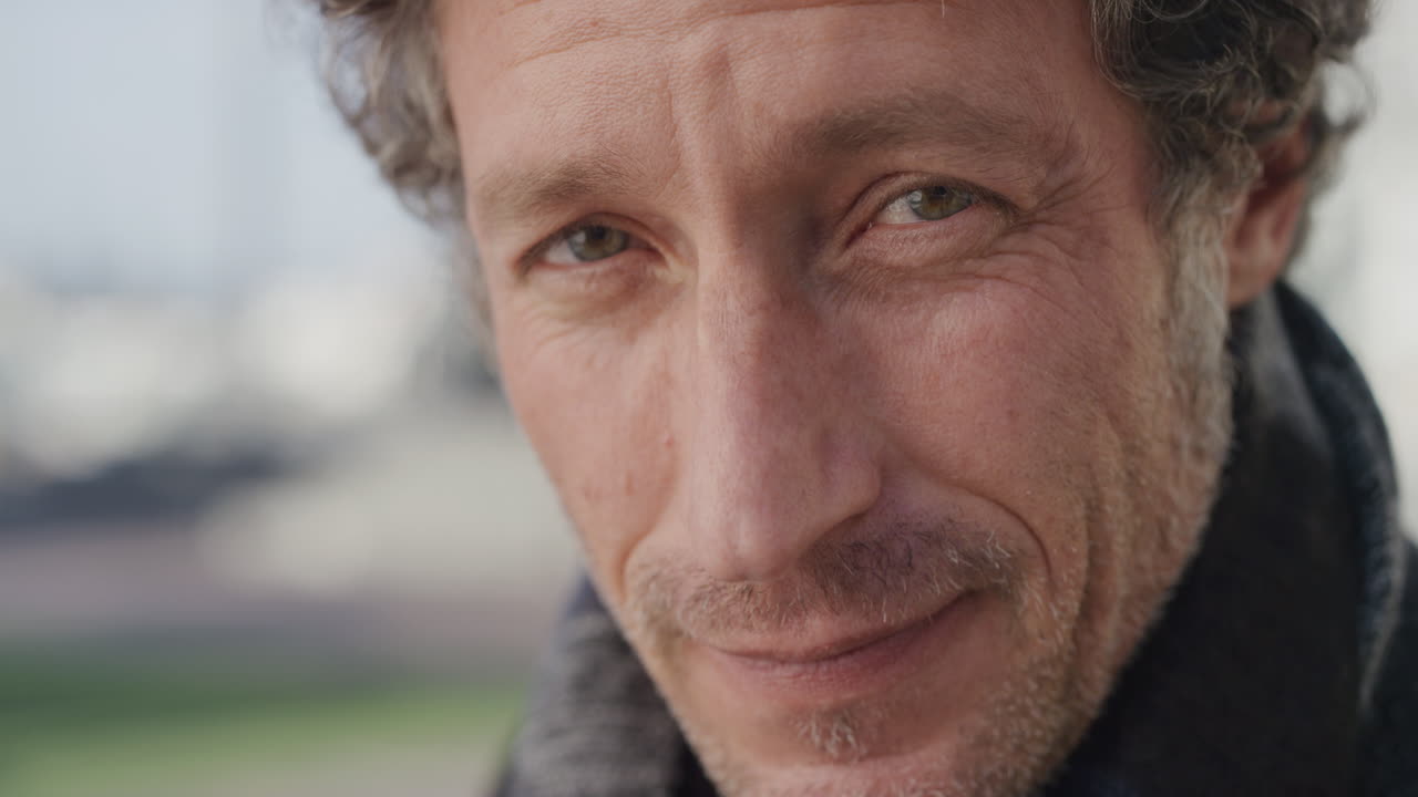 retrato de cerca hombre caucásico maduro guapo que parece confiado gira la cabeza hombre exitoso cámara lenta