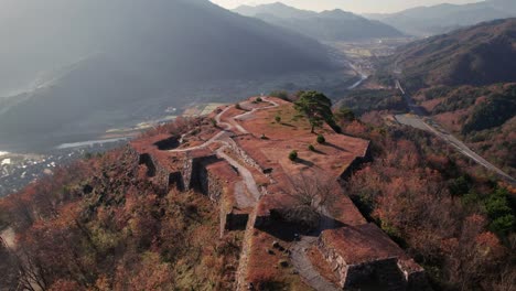 Paisaje-Aéreo-Destino-De-Viaje-Japonés-Ruinas-De-La-Cordillera,-Castillo-De-Takeda