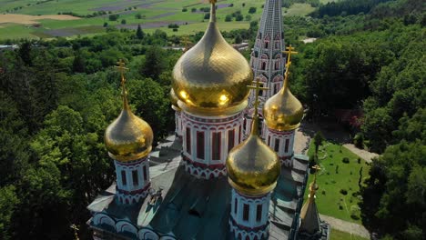 Cúpulas-Chapadas-En-Oro-En-Forma-De-Cebolla-De-La-Iglesia-Memorial-De-Shipka-En-Shipka,-Bulgaria