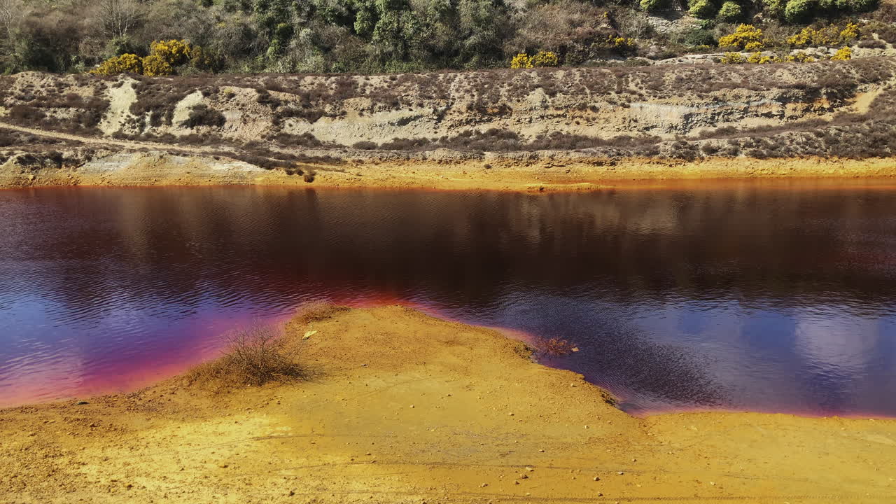 río de productos químicos de color rojo oscuro de un sitio minero en cornualles, inglaterra - de ancho
