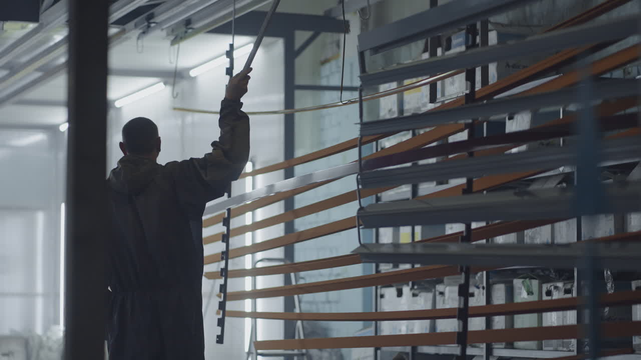 общий план человек, работающий с моляром, вытаскивает детали из печи. завод по производству стальных металлических изделий. живописная мастерская