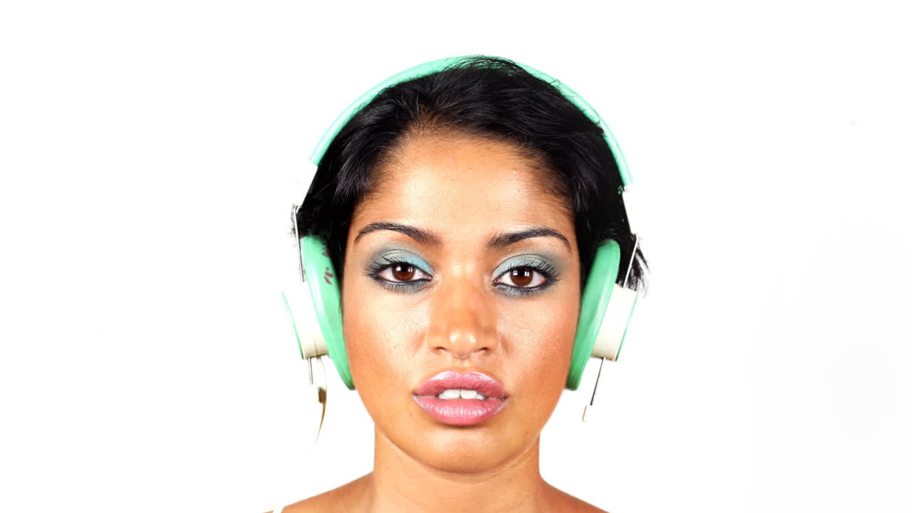 mujer en mezcla de auriculares 02
