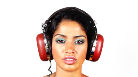 mujer en mezcla de auriculares 02