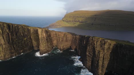 Drohnenaufnahmen-Mit-Einem-Ungewöhnlichen-Blickwinkel-Auf-Den-Leitisvatn-See,-Auch-Bekannt-Als-Der-Schwimmende-See,-Auf-Der-Insel-Vagar-Auf-Den-Färöer-Inseln