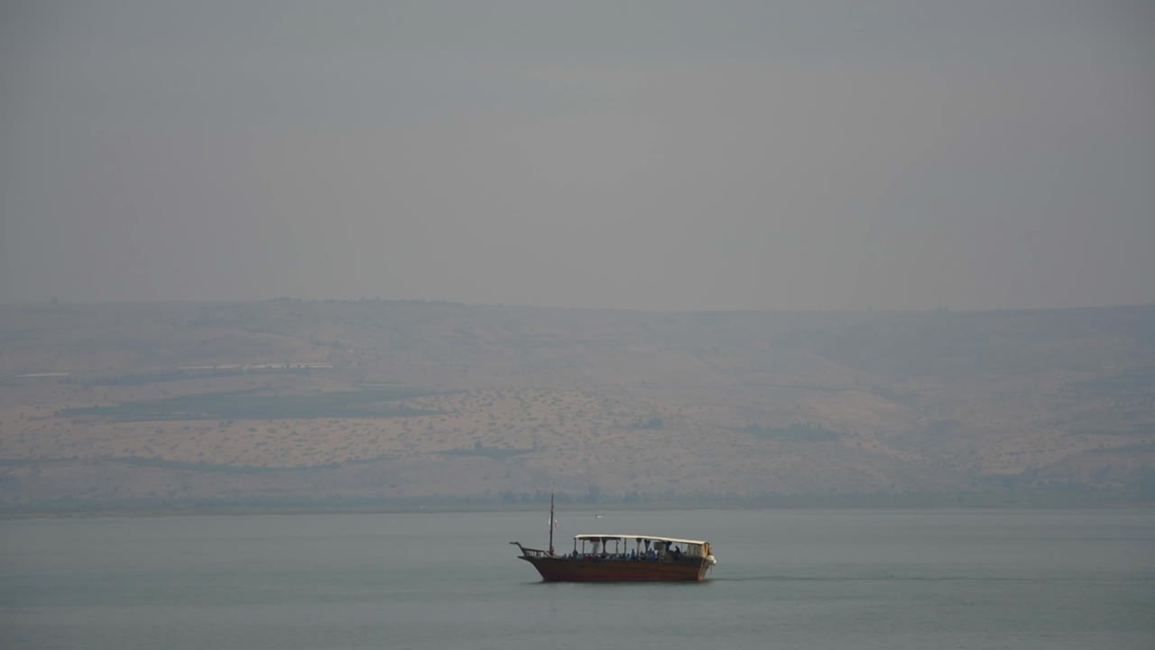 오른쪽에서 왼쪽으로 이스라엘 갈릴리 바다를 건너는 2,000년 된 어선의 재현