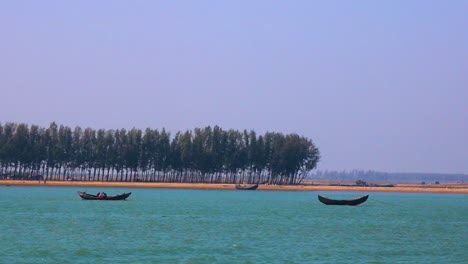 Barcos-De-Pesca-Flotando-En-El-Río-Naf-Cerca-De-La-Costa-De-La-Bahía-De-Bengala,-Tiro-Panorámico