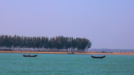 barcos de pesca flotando en el río naf cerca de la costa de la bahía de bengala, tiro panorámico