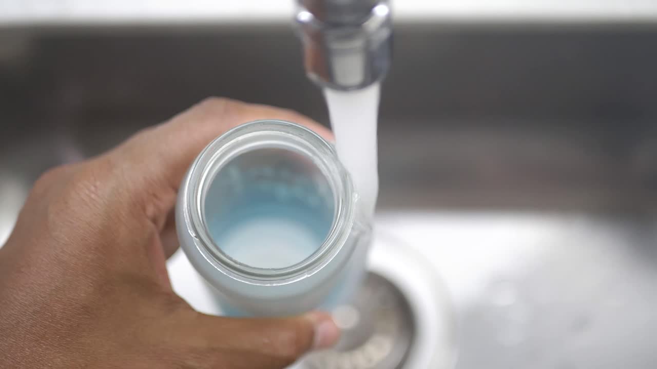 llenar el biberón con agua
