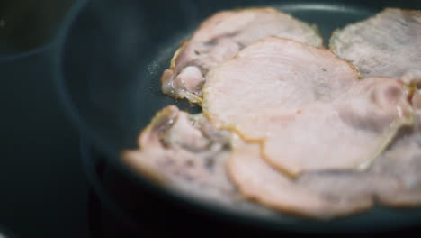 검은 팬에 햄 요리의 팬 샷