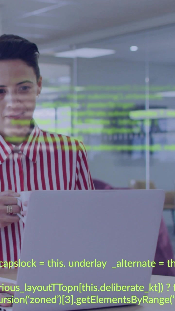 Video vertical: Desarrolladora tecleando en un portátil, activando una superposición de código verde y revisando el código