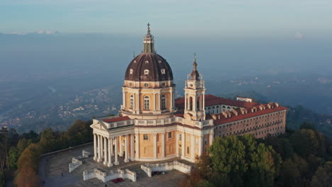 Imágenes-Aéreas-Hacia-Atrás-De-La-Basílica-De-Superga-En-Turín,-Italia