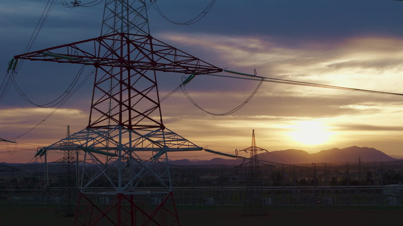 Vista de una subestación eléctrica de alta tensión con transformadores y líneas de transmisión en