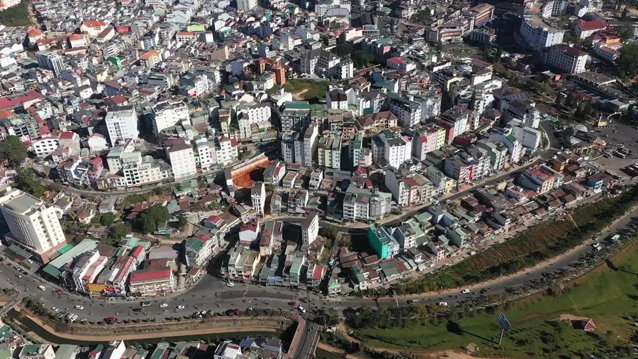 una vista aérea muestra el tráfico urbano en la ciudad de dalat vietnam
