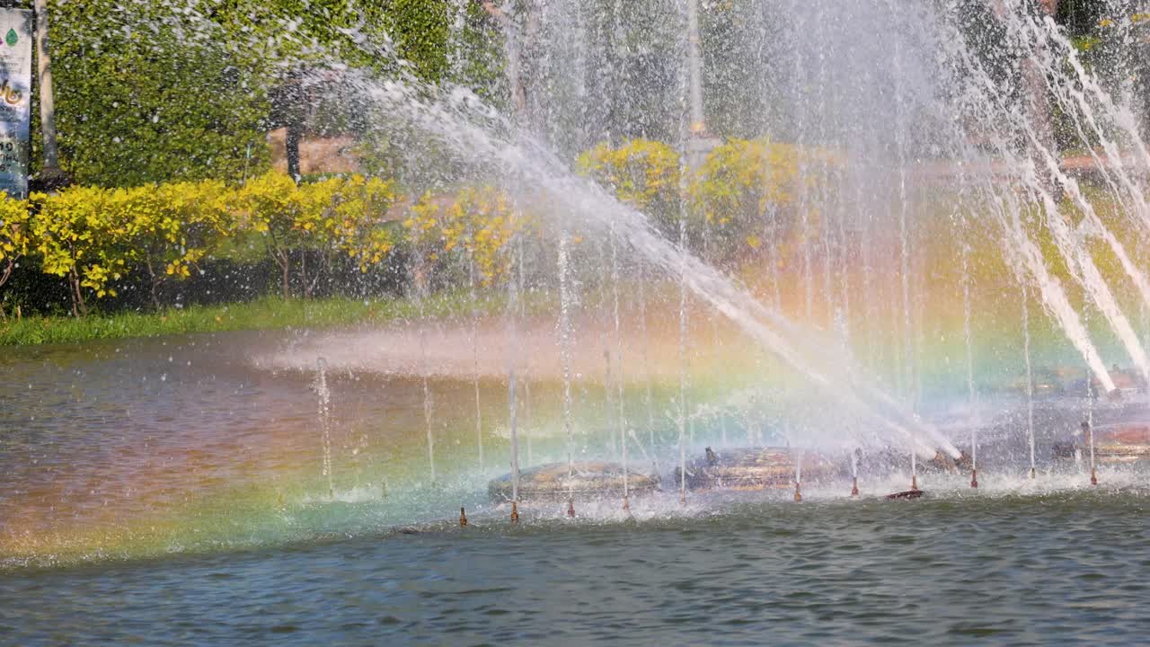 분수 스프레이에서 다채로운 무지개 형태