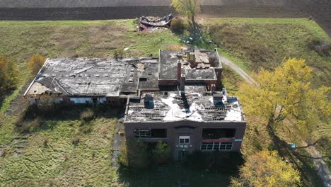 Edificio-Abandonado-De-La-Escuela-Primaria-Grand-Prairie-En-Ohio-Video-De-Drones-Moviéndose-Hacia-Abajo-Plano-General